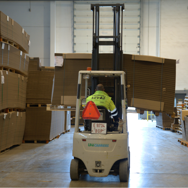 Cajas de gran formato para el sector del mueble: protección, resistencia y eficiencia logística